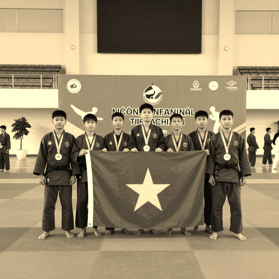 Chimaev đòi tái đấu Strickland: ba tấm thẻ 48-47 và chiếc ghế trống ở hạng trung