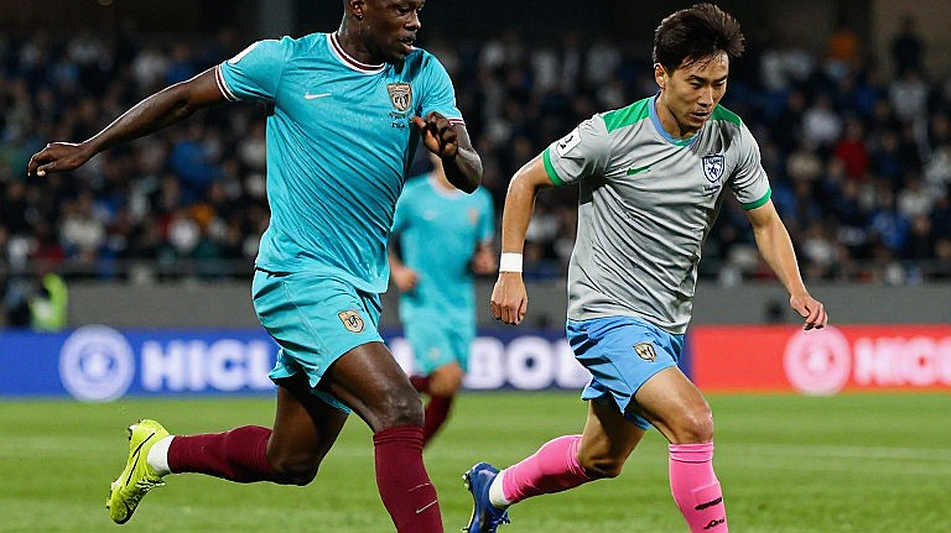 Dòng tiền nuôi V.League: khoảng trống giữa khán đài rực lửa và sổ sách trống rỗng