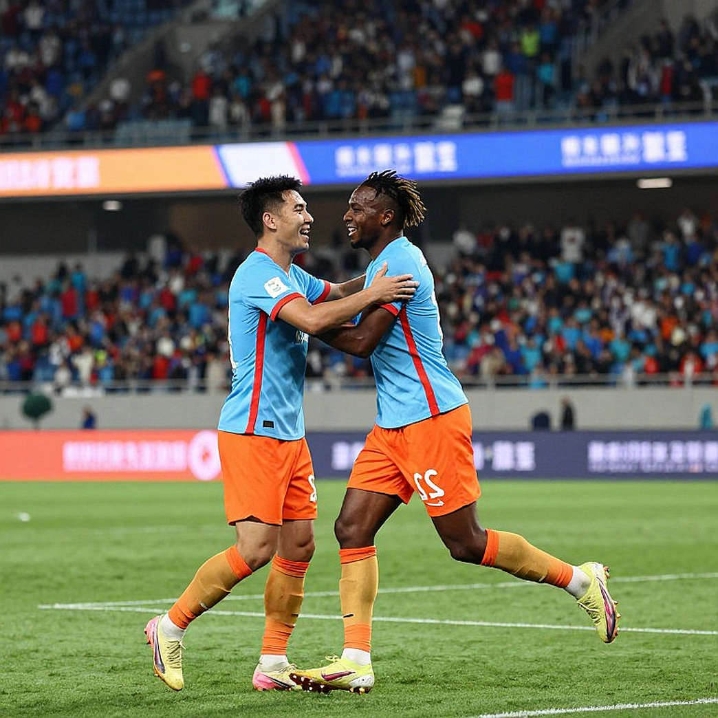 Huế 2-2 CLB TP.HCM: tám phút đổi chiều và những lỗ hổng chưa ai vá